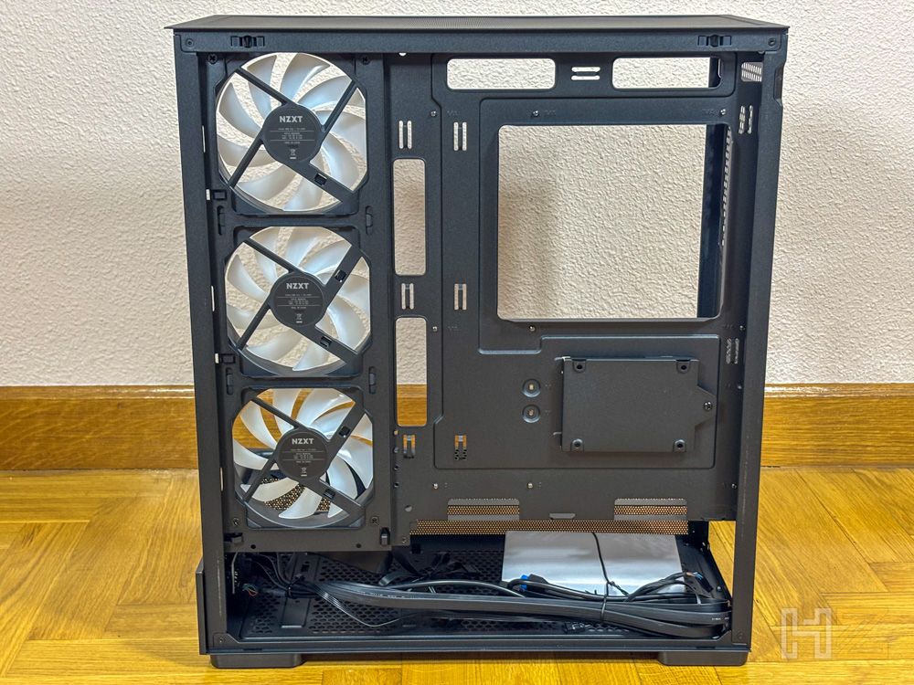Interior lateral de la torre NZXT S5 RGB sin componentes instalados, mostrando tres ventiladores frontales y el espacio para la placa base.