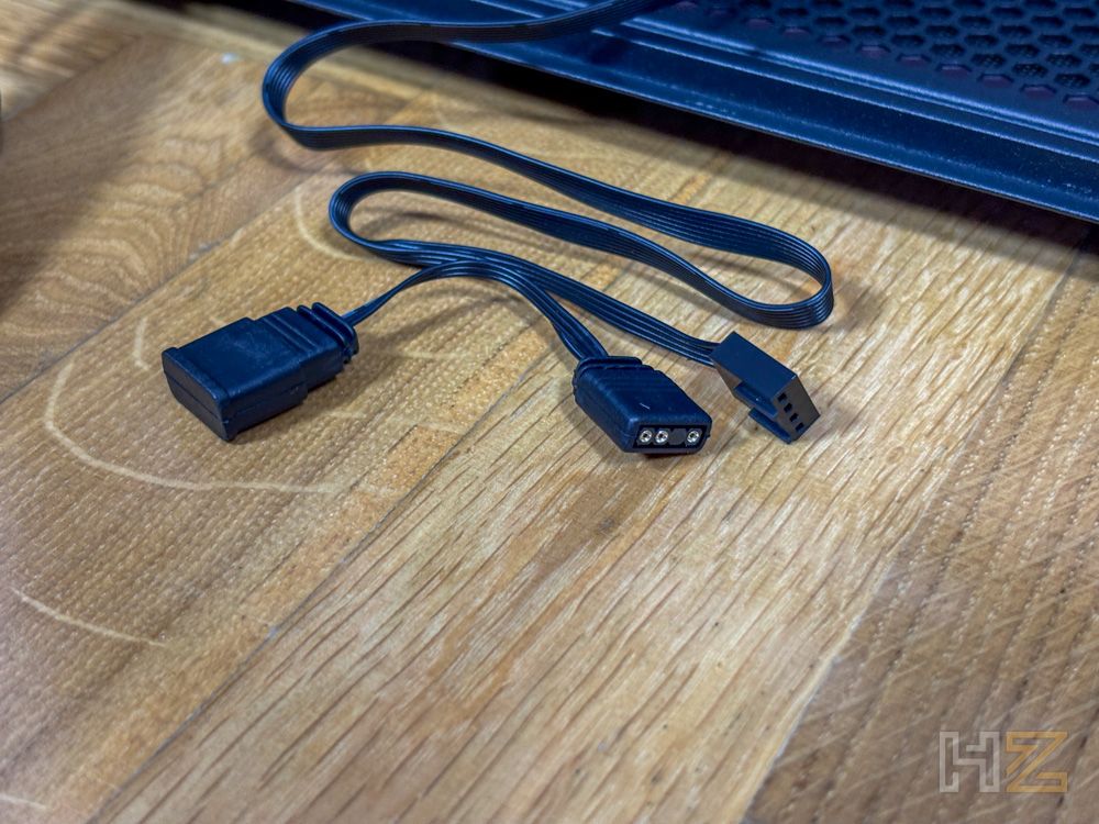 Cable adaptador divisor para iluminación RGB y ventilador de una caja de ordenador NZXT S5 RGB.