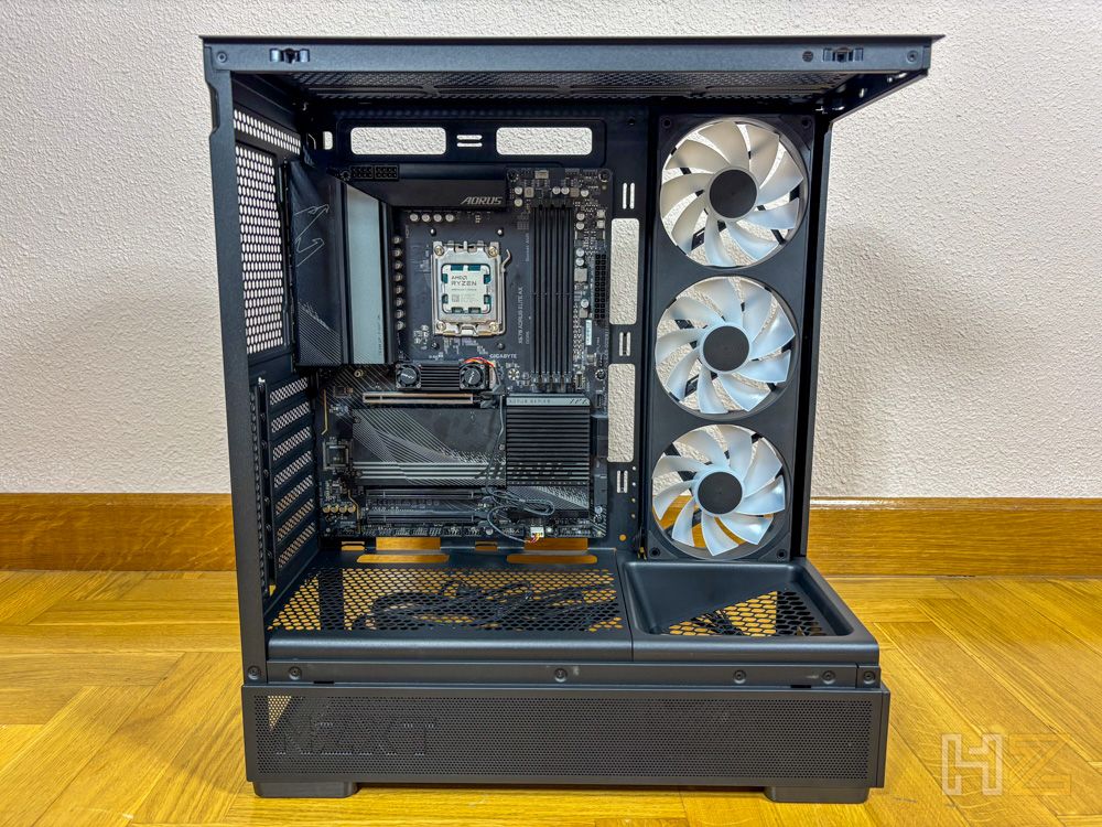 Interior de una caja de ordenador NZXT S5 RGB con placa base instalada y tres ventiladores frontales blancos.