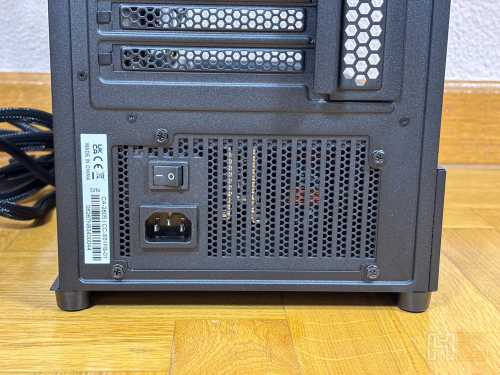 Detalle de la parte trasera inferior del chasis NZXT S5 RGB con la fuente de alimentación instalada.
