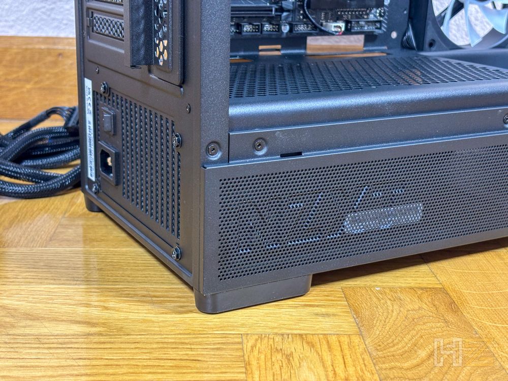 Parte inferior trasera de la torre de ordenador NZXT S5 RGB con rejilla de ventilación para la fuente de alimentación.
