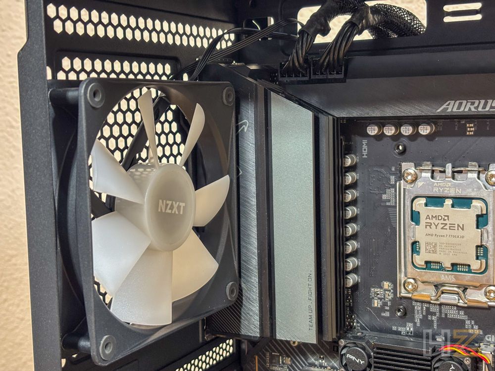 Primer plano del ventilador trasero NZXT y el zócalo de la placa base con un procesador AMD Ryzen instalado en una caja NZXT S5 RGB.