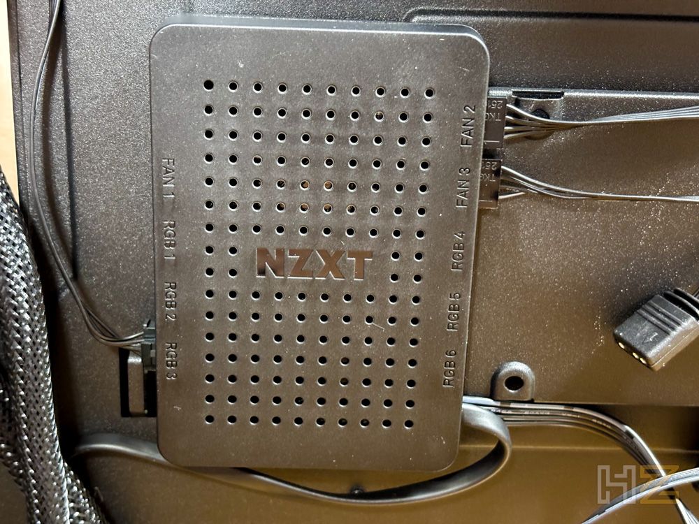 Hub de control para iluminación y ventilación NZXT instalado en el chasis S5 RGB con cables conectados.