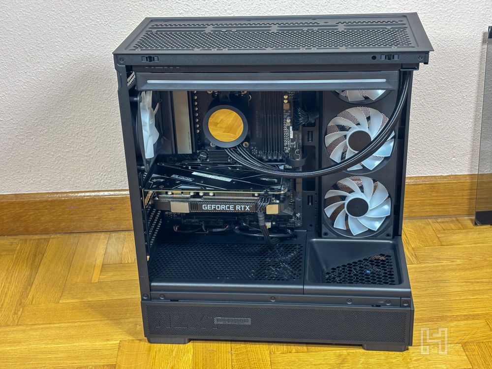 Interior de un ordenador montado en una caja NZXT S5 RGB con refrigeración líquida y tarjeta gráfica GeForce RTX.