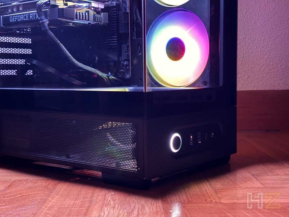 Detalle del panel frontal inferior y ventilador con iluminación arcoíris en la torre NZXT S5 RGB.