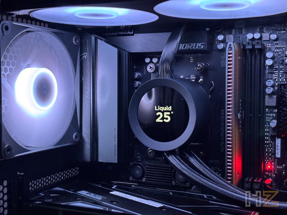 Detalle del interior de una torre NZXT S5 RGB con bomba de refrigeración líquida que muestra una temperatura de 25 grados y ventiladores con iluminación blanca.