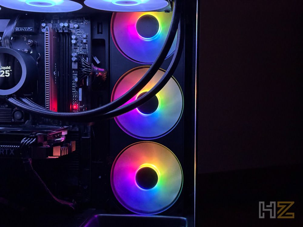 Interior de la torre NZXT S5 RGB con tres ventiladores frontales iluminados con efectos multicolor y refrigeración líquida instalada.