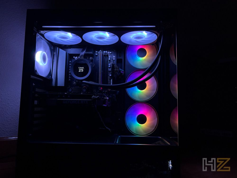 Interior de una caja de PC NZXT S5 RGB con ventiladores iluminados y refrigeración líquida