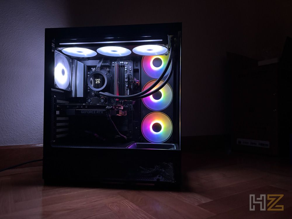 Interior de la torre NZXT S5 RGB con iluminación LED multicolor y sistema de refrigeración líquida.