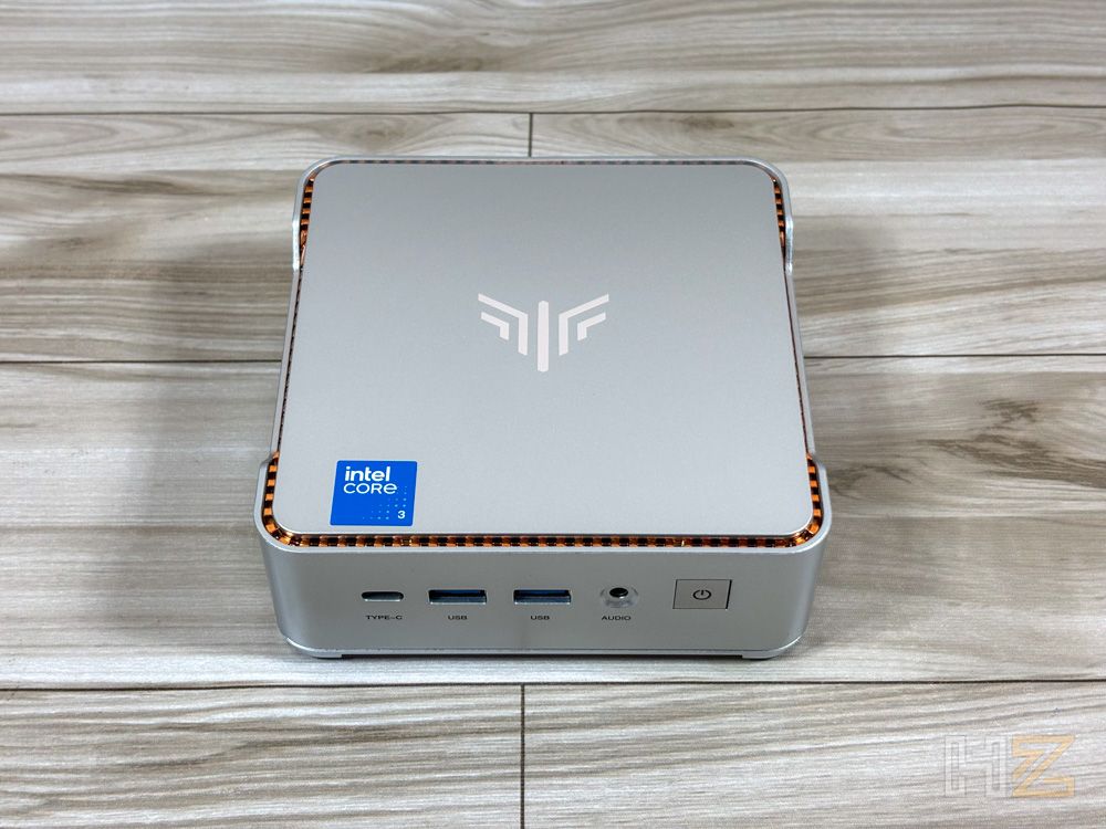 Vista frontal y superior de un mini PC NiPoGi P2 con procesador Intel Core sobre una superficie de madera clara.