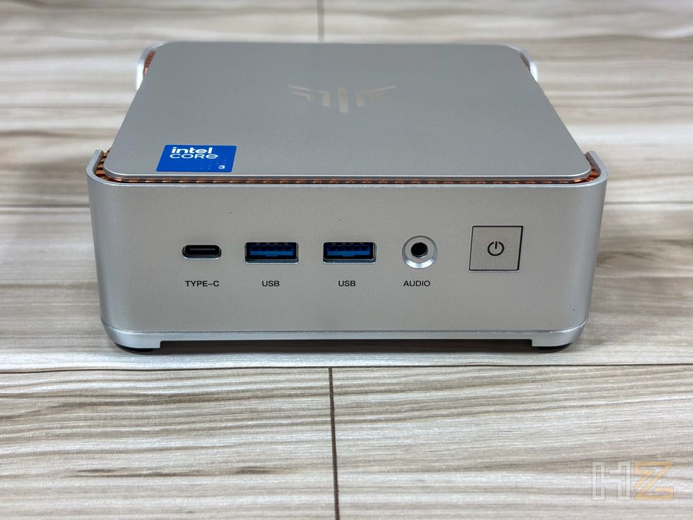 Panel frontal del mini PC NiPoGi P2 con puertos USB, USB-C, jack de audio y botón de encendido.