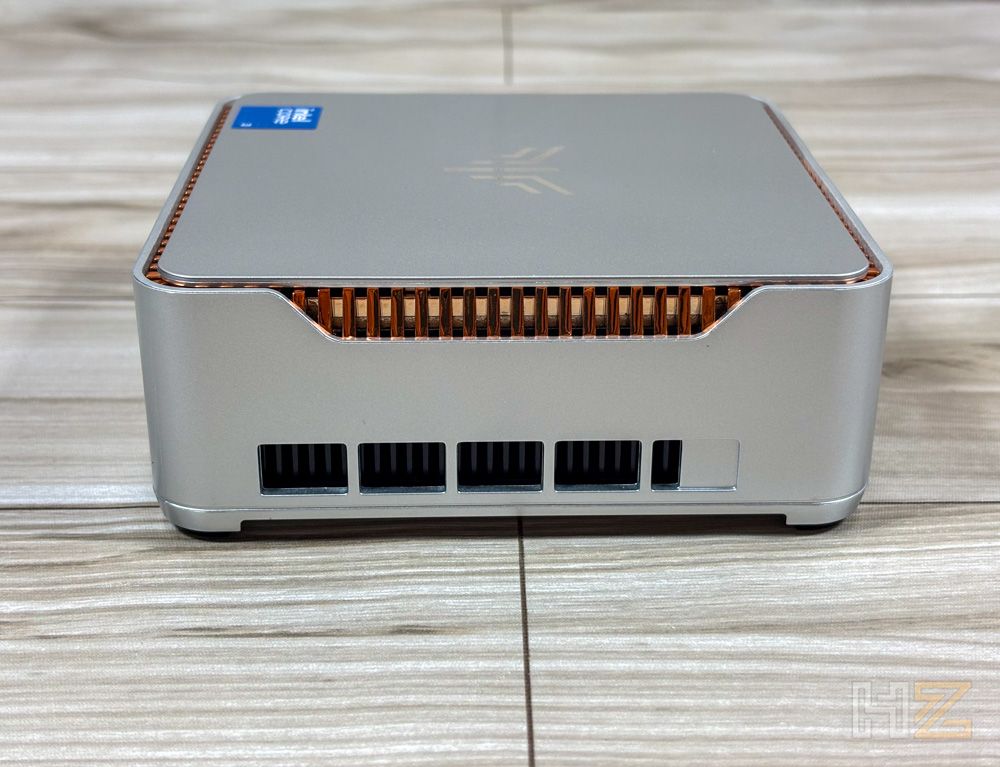 Vista trasera de un mini PC NiPoGi P2 que muestra las ranuras de ventilación inferiores y la rejilla de disipación de calor superior de color cobre.
