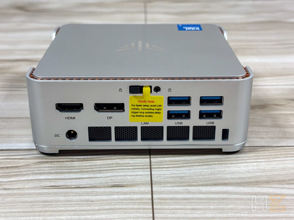 Panel posterior de un mini PC NiPoGi P2 que muestra puertos HDMI, DisplayPort, USB y conexión LAN.
