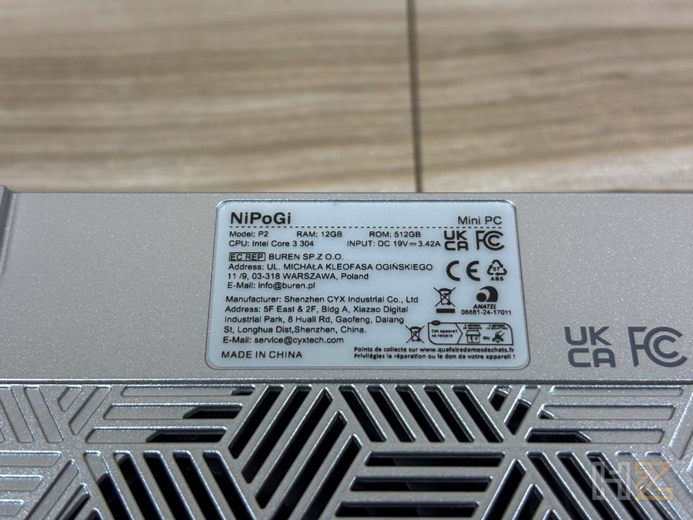 Primer plano de la etiqueta de especificaciones técnicas en la base de un mini PC NiPoGi P2.