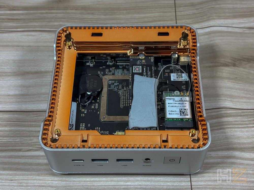 Vista interna de los componentes de hardware del Mini PC NiPoGi P2 tras retirar la carcasa superior.