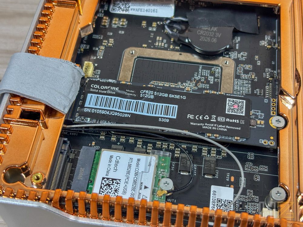 Detalle del interior de un mini PC NiPoGi P2 con la unidad SSD NVMe Colorfire y la tarjeta Wi-Fi instaladas.