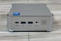 Panel frontal del mini PC NiPoGi P2 con puertos USB-C, USB-A y jack de audio sobre una superficie de madera.