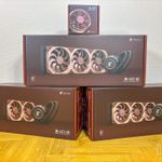 Cuatro cajas apiladas de sistemas de refrigeración líquida Noctua NL-LC1 en diferentes tamaños sobre un suelo de madera.