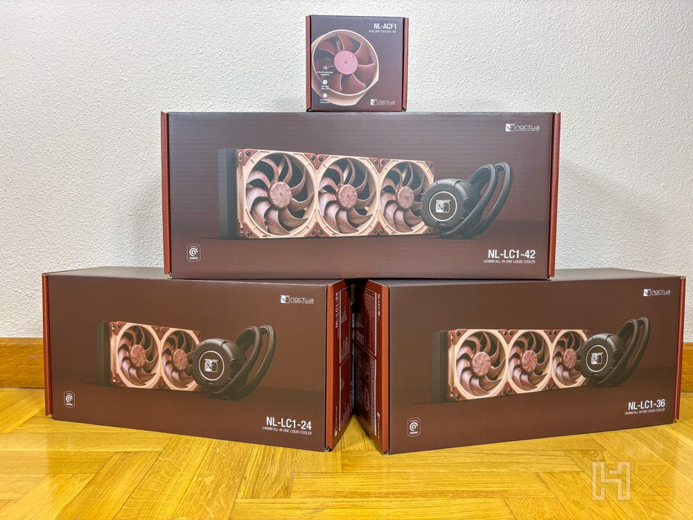 Cuatro cajas apiladas de sistemas de refrigeración líquida Noctua NL-LC1 en diferentes tamaños sobre un suelo de madera.