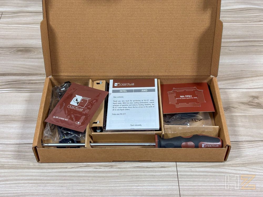 Contenido interior de la caja del kit Noctua NL-LC1 con manuales y herramientas.