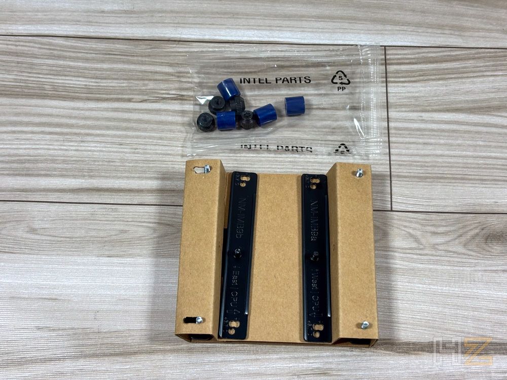 Kit de montaje de Noctua NL-LC1 con soportes metálicos negros y bolsa de separadores para Intel.