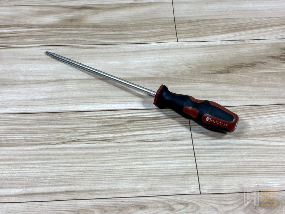 Destornillador de vástago largo Noctua NL-LC1 sobre una superficie de madera clara.