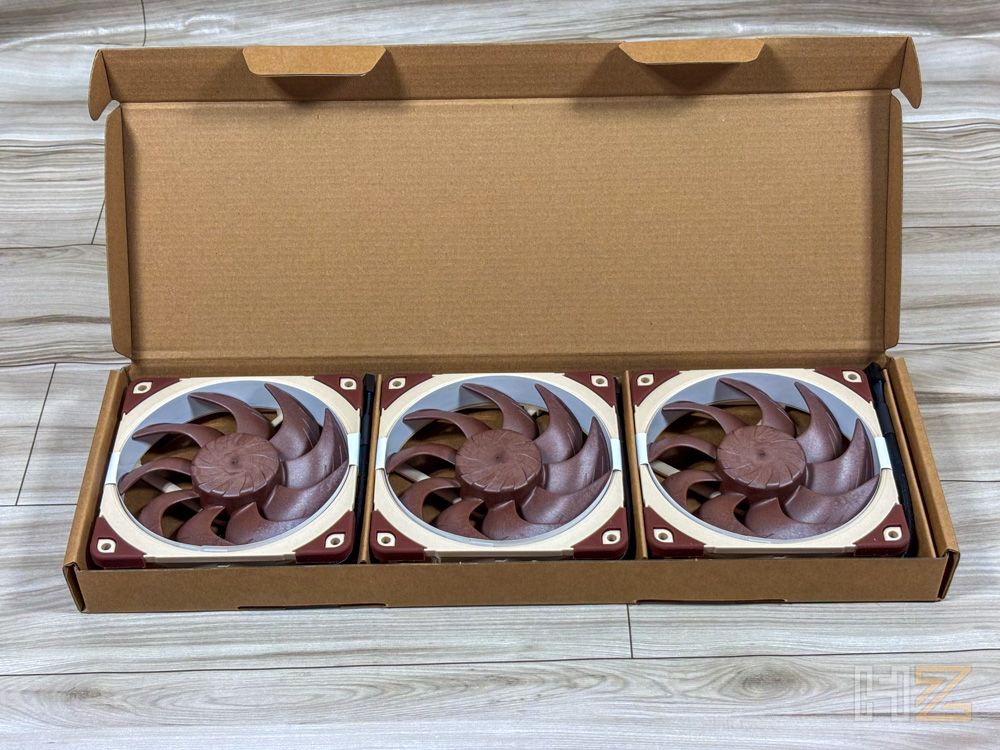 Tres ventiladores Noctua NL-LC1 dentro de su caja de cartón abierta.