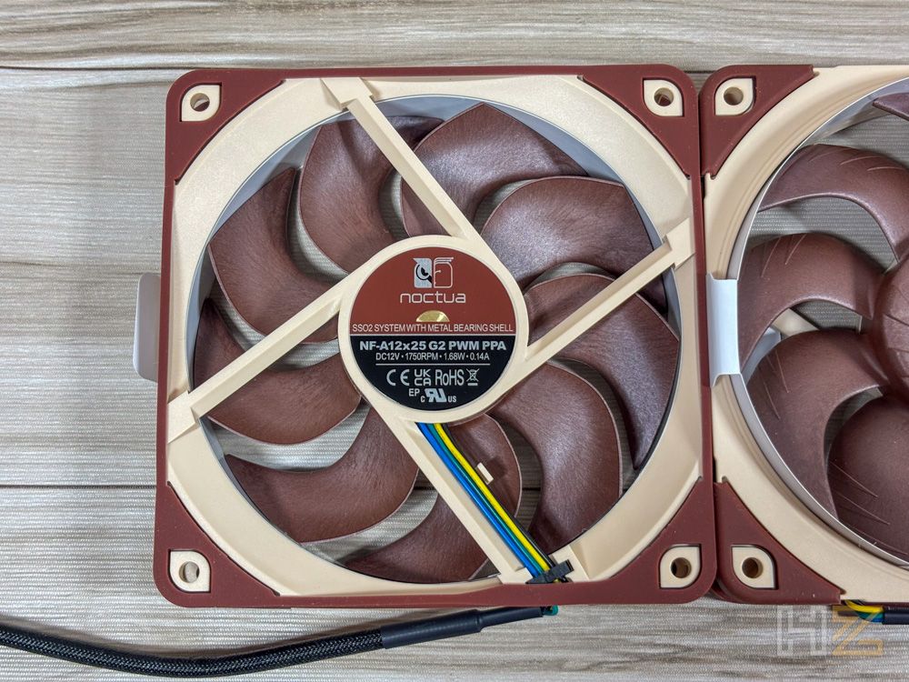 Primer plano de la parte trasera de un ventilador Noctua NF-A12x25 G2 PWM donde se aprecia el motor y el cableado.