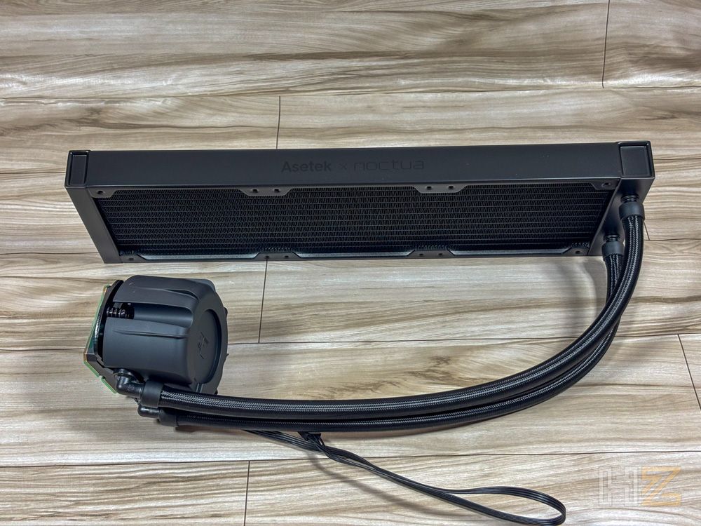 Kit de refrigeración líquida Noctua NL-LC1 con radiador negro y bloque de CPU sobre una superficie de madera.