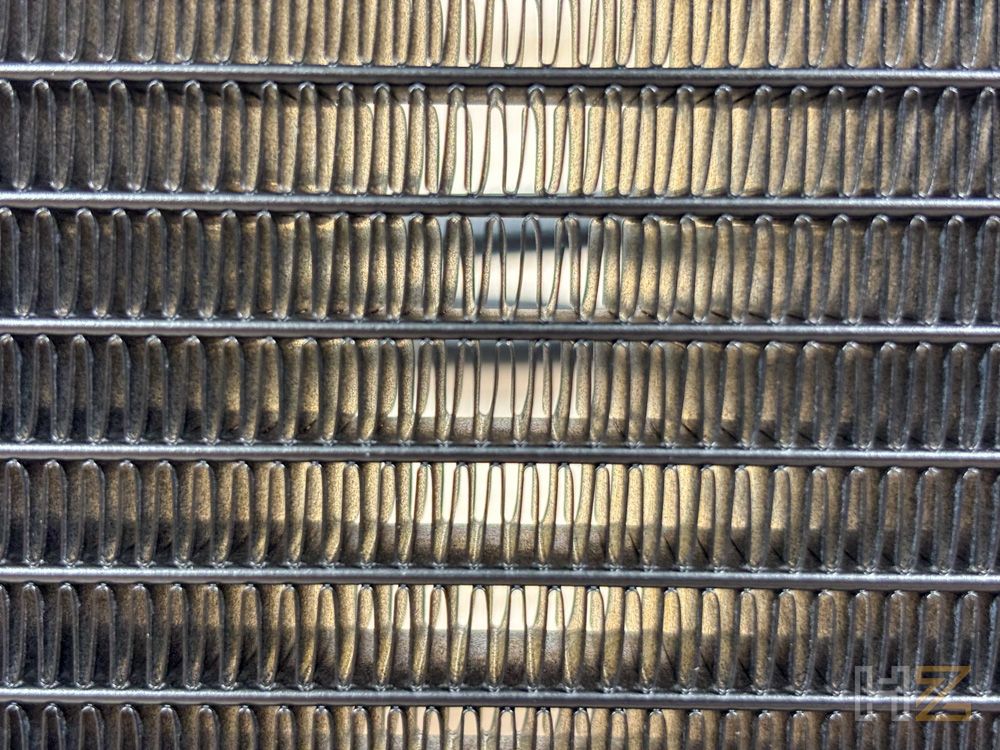 Primer plano de la estructura de aletas de aluminio de un radiador Noctua NL-LC1.