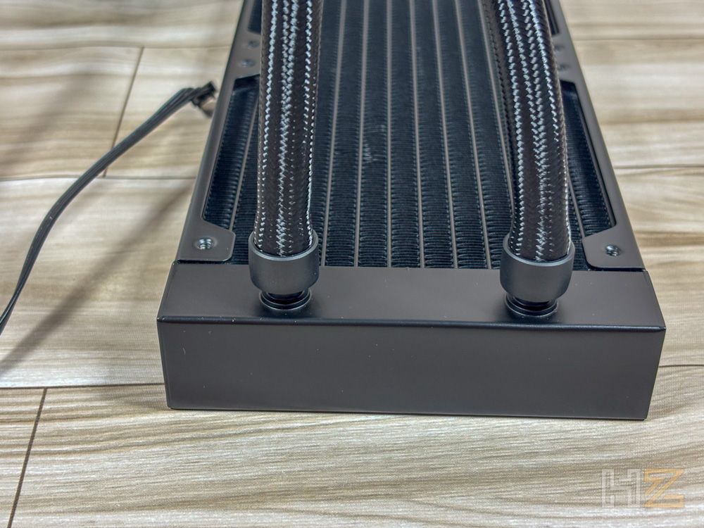 Primer plano del radiador Noctua NL-LC1 mostrando la entrada de los tubos mallados.