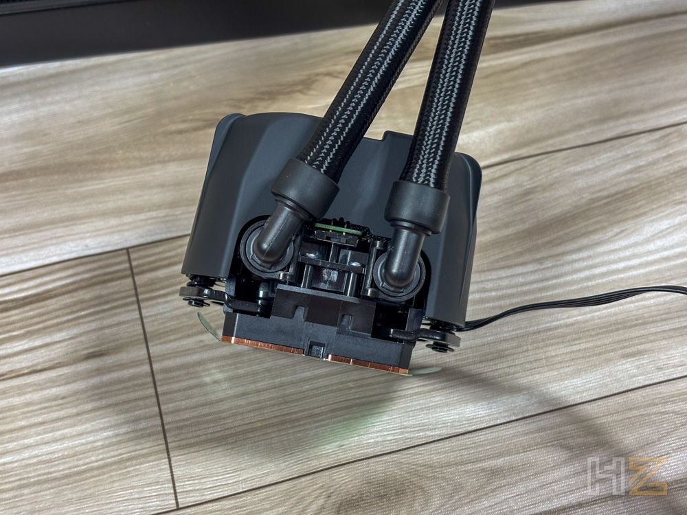 Detalle del bloque de refrigeración líquida Noctua NL-LC1 con racores de 90 grados y tubos mallados.