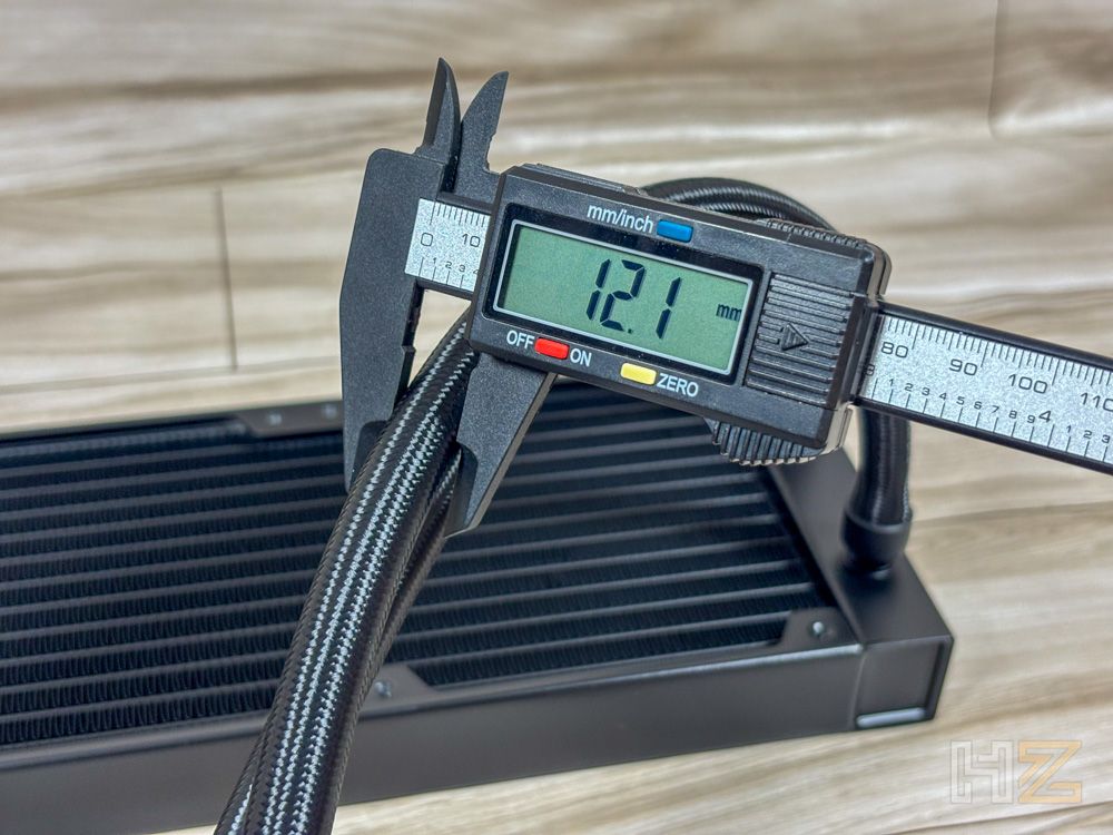 Medición con calibre digital del grosor del tubo mallado del sistema Noctua NL-LC1 sobre el radiador.