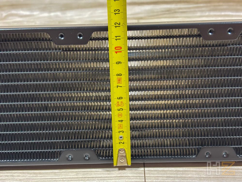 Medición con cinta métrica del ancho de las aletas de un radiador Noctua NL-LC1.