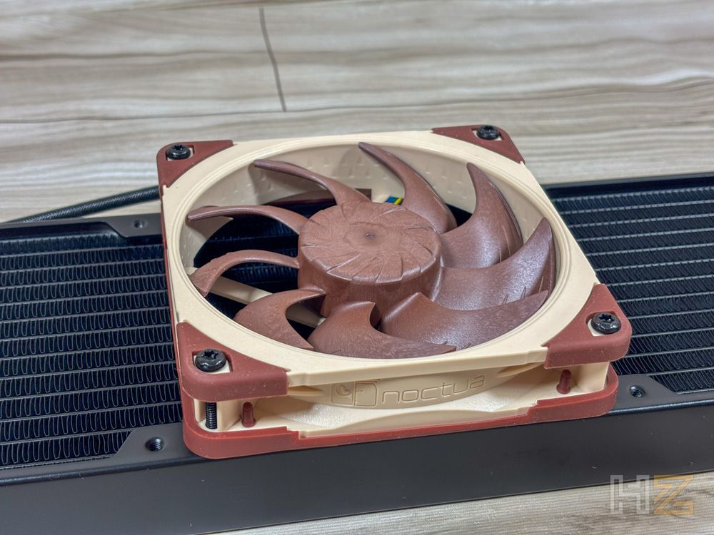 Ventilador Noctua en colores marrón y beige montado sobre un radiador de refrigeración líquida negro.