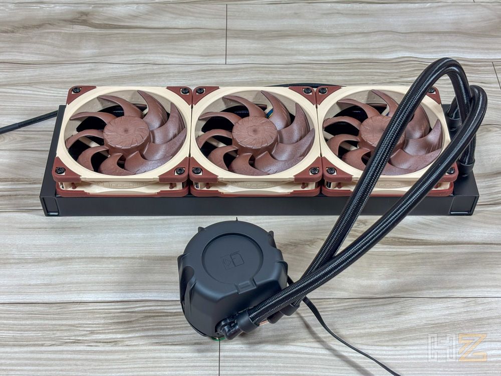 Sistema de refrigeración líquida Noctua NL-LC1 con tres ventiladores marrones sobre el radiador y bloque de bomba en primer plano.