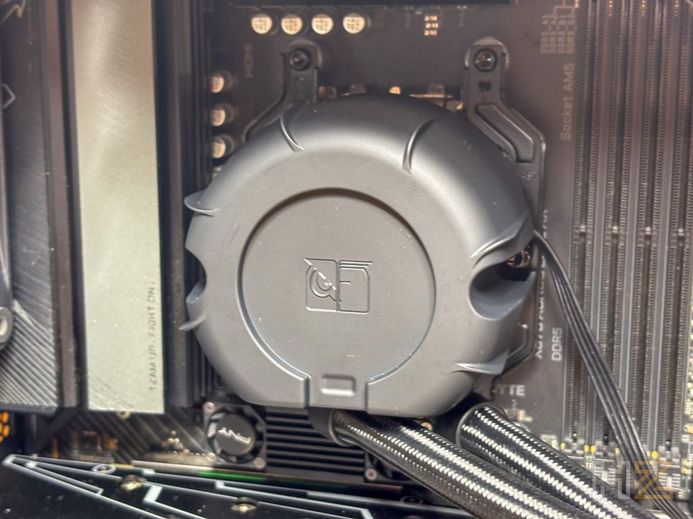 Primer plano del bloque de refrigeración Noctua NL-LC1 instalado sobre el zócalo de una placa base.