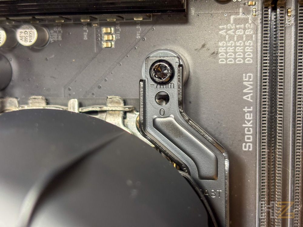 Primer plano del soporte de montaje Noctua NL-LC1 instalado en una placa base con socket AM5.