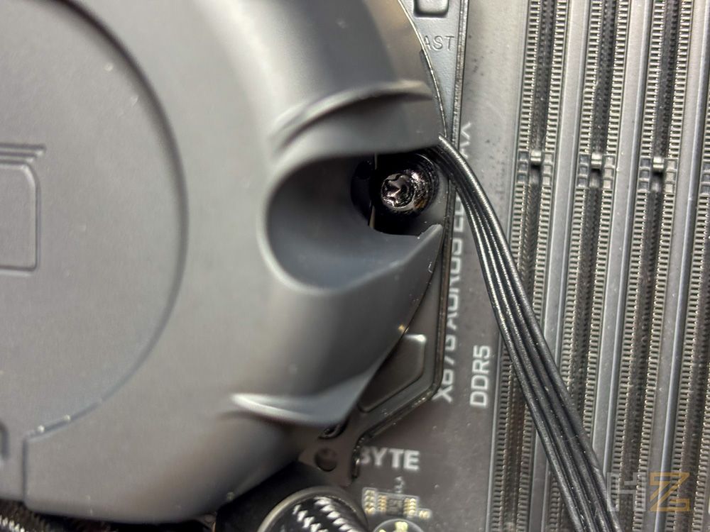 Detalle del tornillo de fijación del bloque Noctua NL-LC1 instalado sobre una placa base con memoria DDR5.