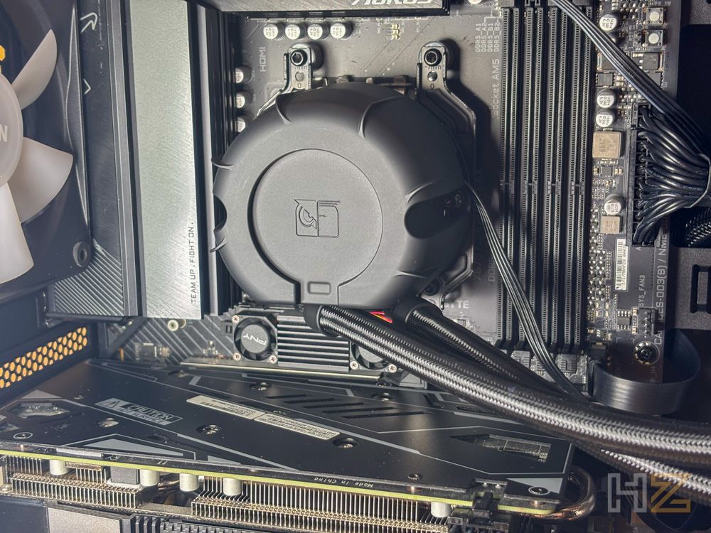 Primer plano del bloque de refrigeración Noctua NL-LC1 instalado en una placa base junto a la tarjeta gráfica.