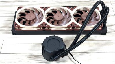 Kit de refrigeración líquida Noctua NL-LC1 con radiador de tres ventiladores y bloque de bomba en primer plano.