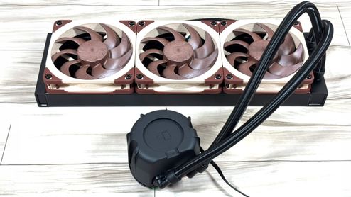Kit de refrigeración líquida Noctua NL-LC1 con radiador de tres ventiladores y bloque de bomba en primer plano.