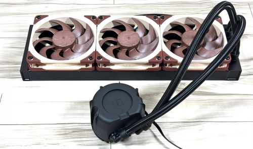Kit de refrigeración líquida Noctua NL-LC1 con radiador de tres ventiladores y bloque de bomba en primer plano.
