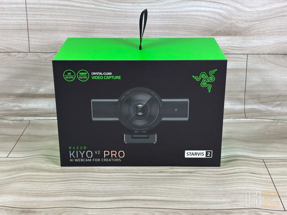 Caja del producto Razer Kiyo V2 Pro sobre una superficie de madera.