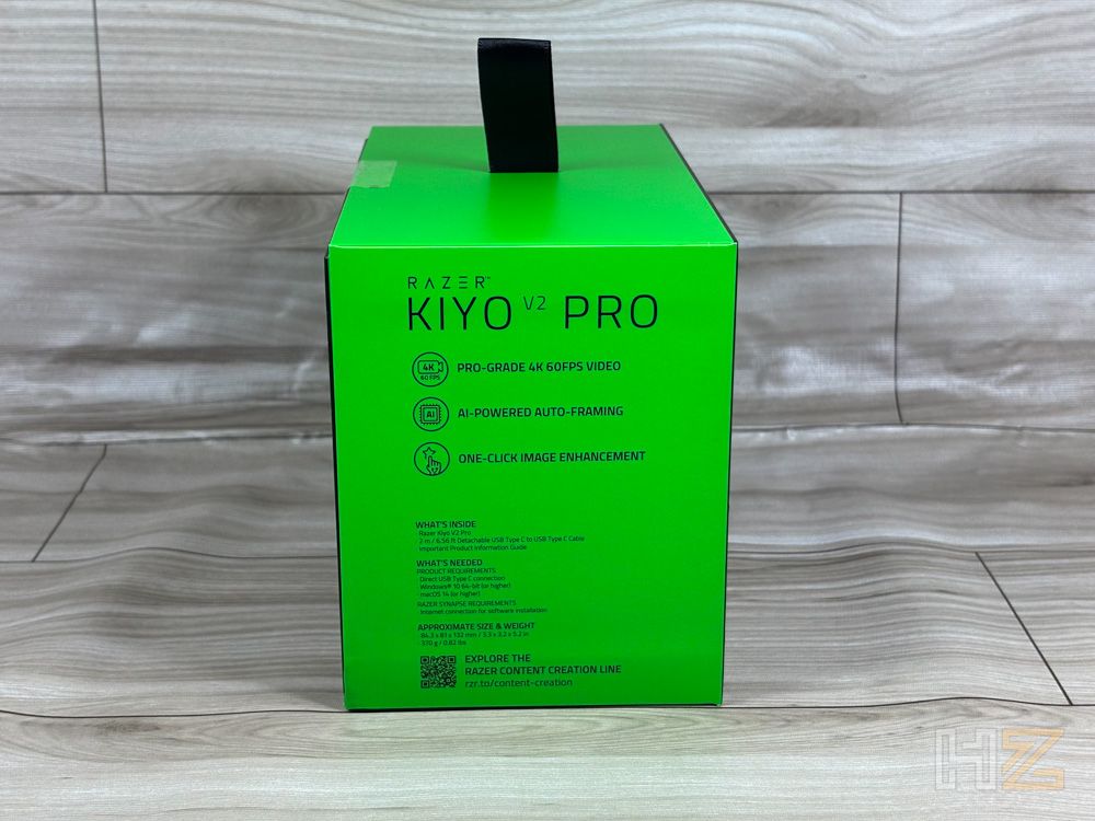 Lateral de la caja de la webcam Razer Kiyo V2 Pro con especificaciones técnicas en inglés sobre fondo verde.
