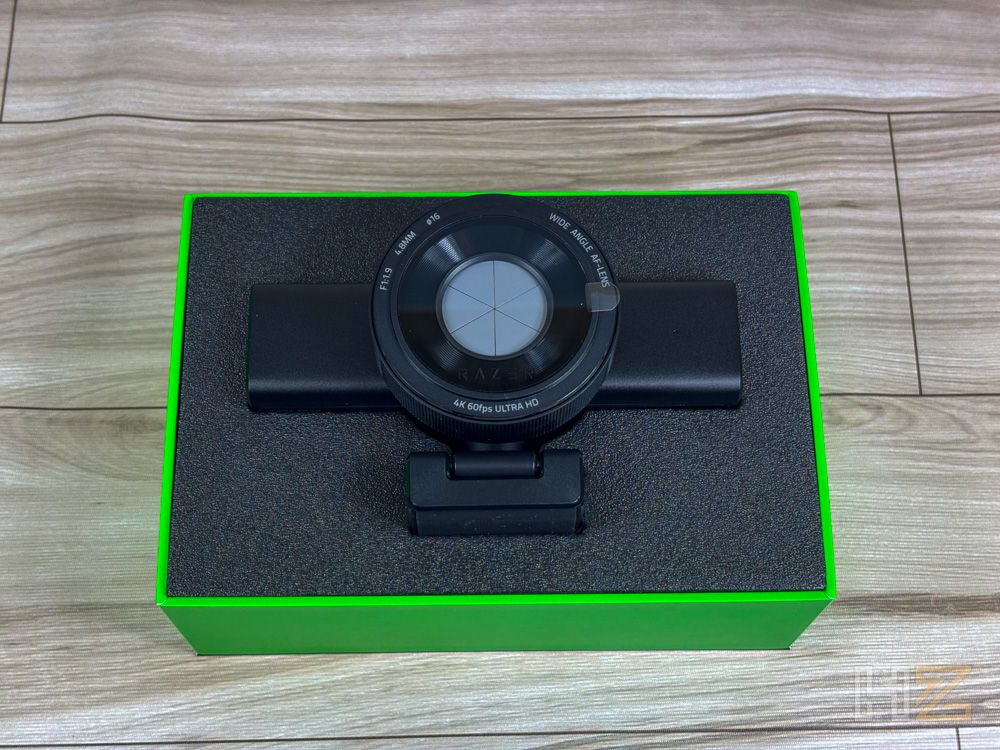 Webcam Razer Kiyo V2 Pro colocada dentro de su caja con protección de espuma gris.