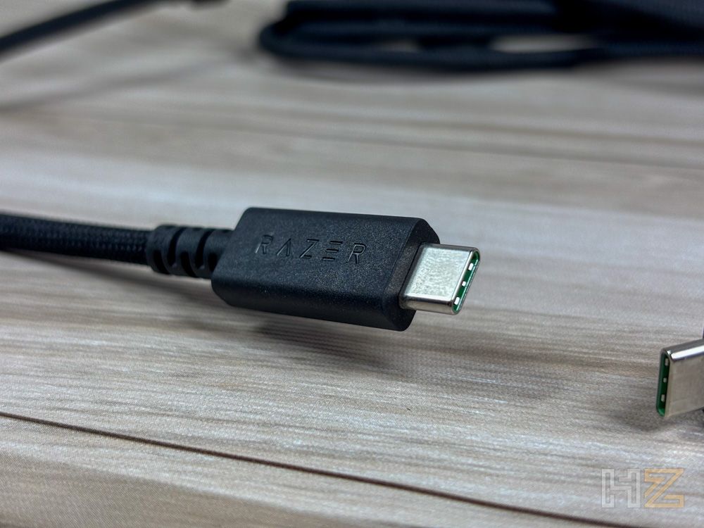 Primer plano del conector USB-C del cable trenzado incluido con la cámara Razer Kiyo V2 Pro.