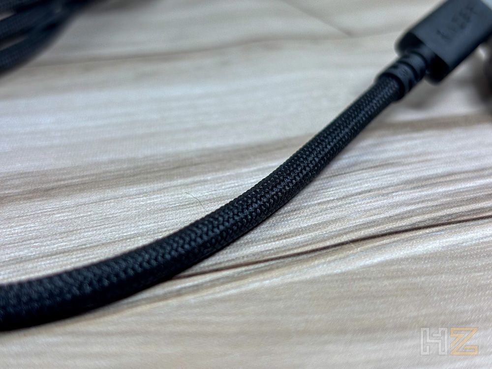 Primer plano del cable USB con revestimiento de fibra trenzada de la webcam Razer Kiyo V2 Pro.