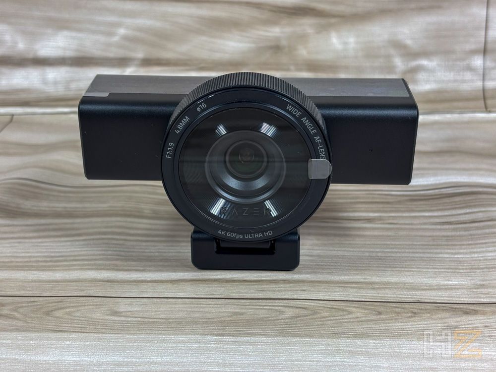 Primer plano frontal de la webcam Razer Kiyo V2 Pro sobre una superficie de madera.
