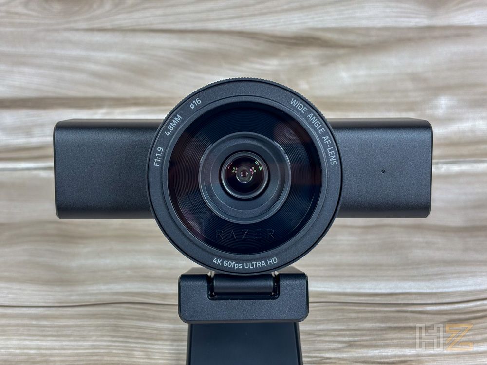 Primer plano frontal de la lente circular de una webcam Razer Kiyo V2 Pro.